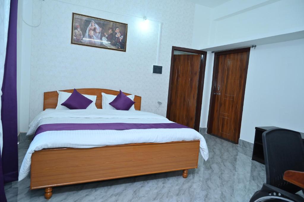 Postel nebo postele na pokoji v ubytování Rudra Homes