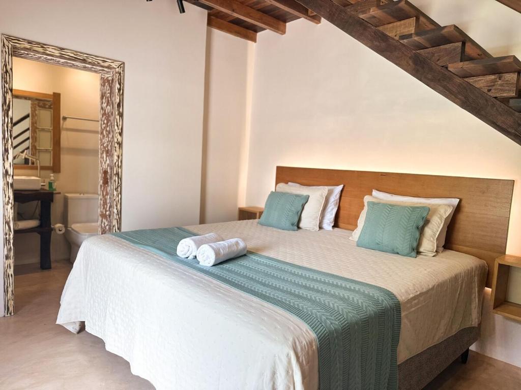 Cabana Com Hidro Na Natureza Em Mariscal 01 في بومبينهاس: غرفة نوم بها سرير عليه منشفتان