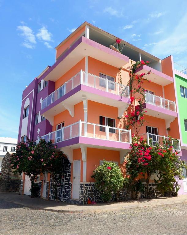un edificio colorido con flores delante en Casa Celeste, en Ponta do Sol