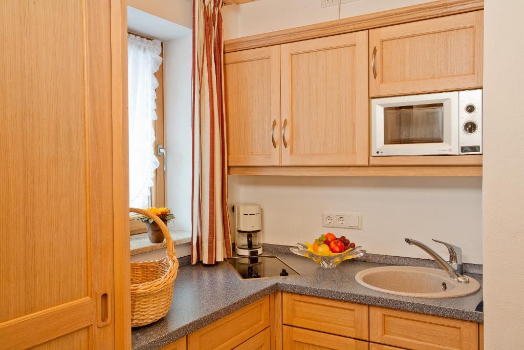 Kuchyň nebo kuchyňský kout v ubytování Hotel Landhaus Feldmeier ***S