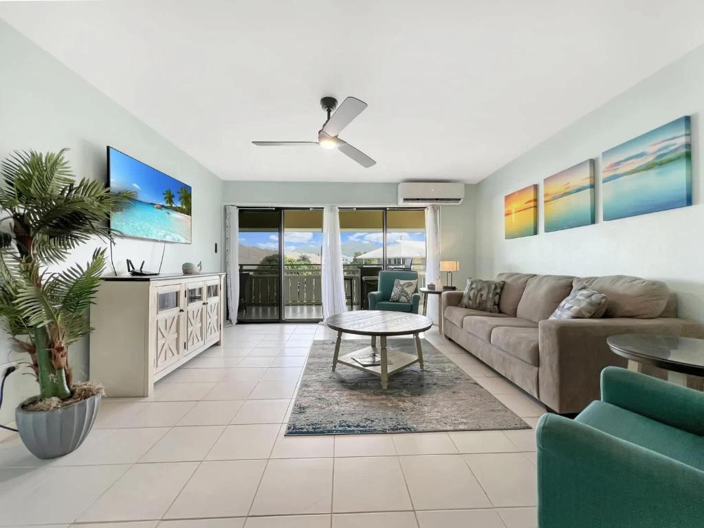 TV a/nebo společenská místnost v ubytování Beachside Condo with Pool and Ocean Views