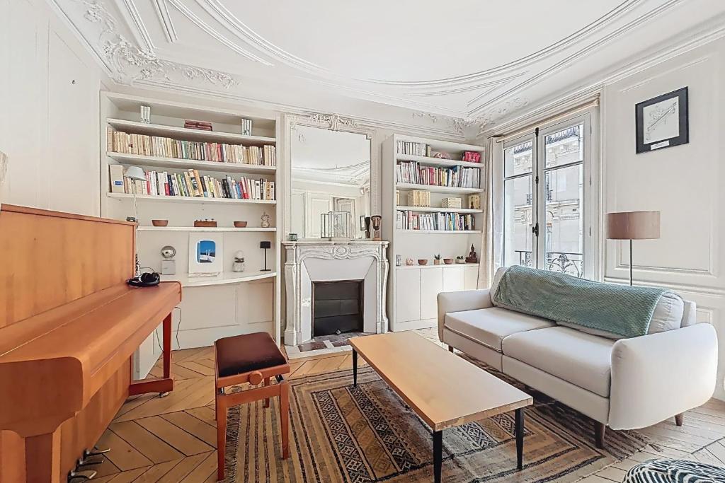 - un salon avec un canapé et un piano dans l'établissement Charming apartment near Pigalle & Montmartre, à Paris