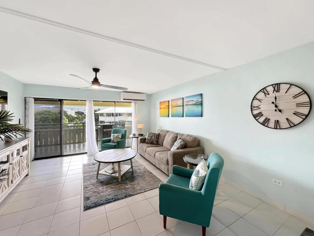 Posezení v ubytování Beachside Condo with Pool and Ocean Views