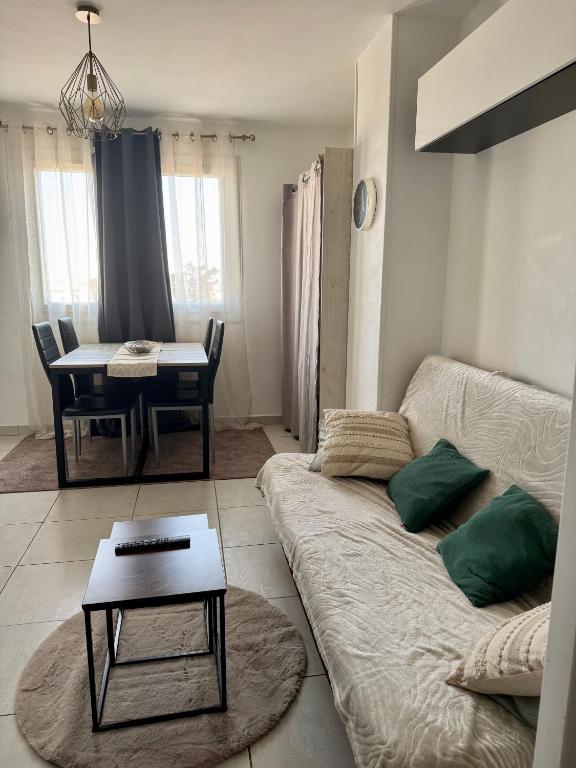 un salon avec un canapé et une table dans l'établissement Pause a Mare Nostrum - Histoire de clés, au Cap d'Agde