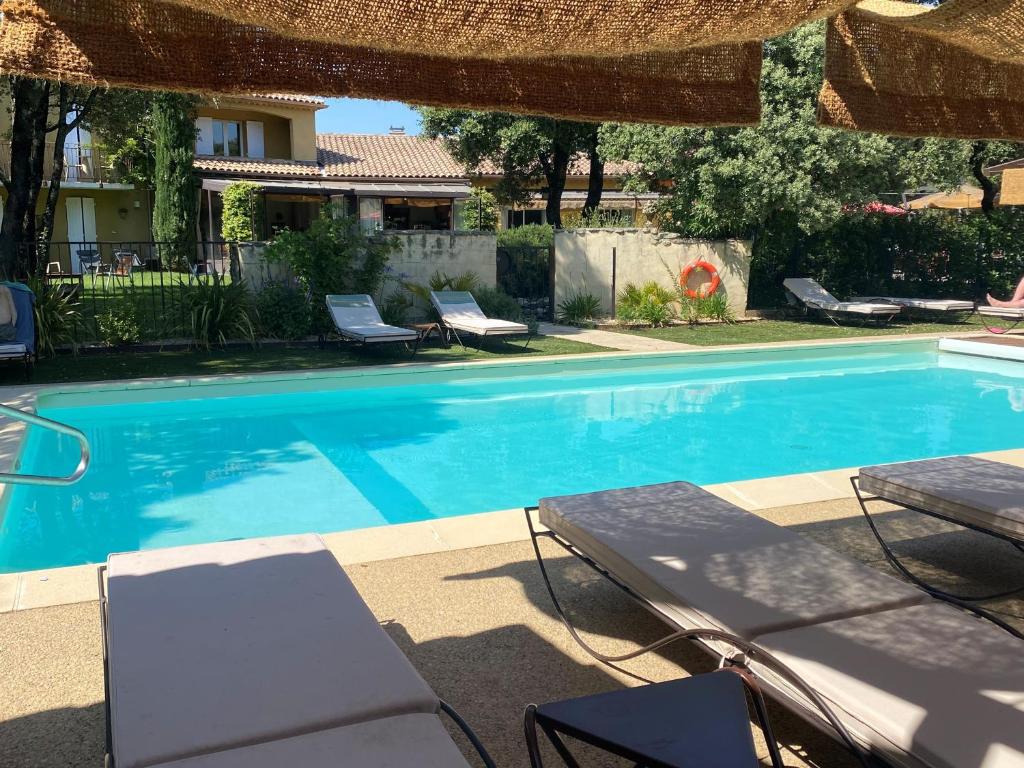 Bazén v ubytování Logis Hôtel La Bastide De Grignan & Restaurant "La Chênaie" nebo v jeho okolí