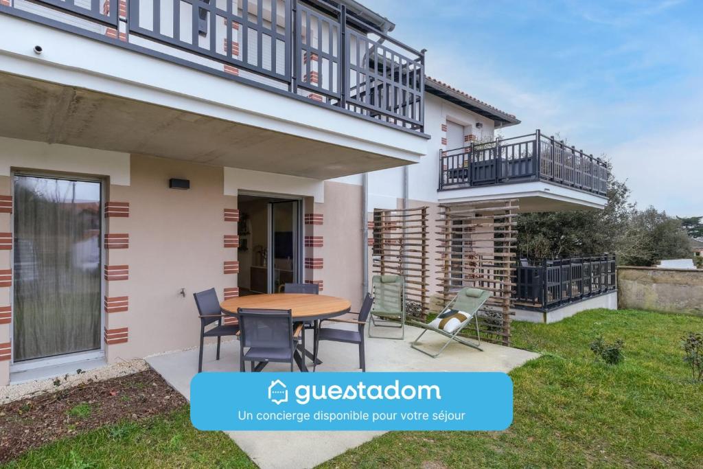 une maison avec un patio avec une table et des chaises dans l'établissement Reflet d'ô Retz - 4pers Plage Montbeau, à Pornic