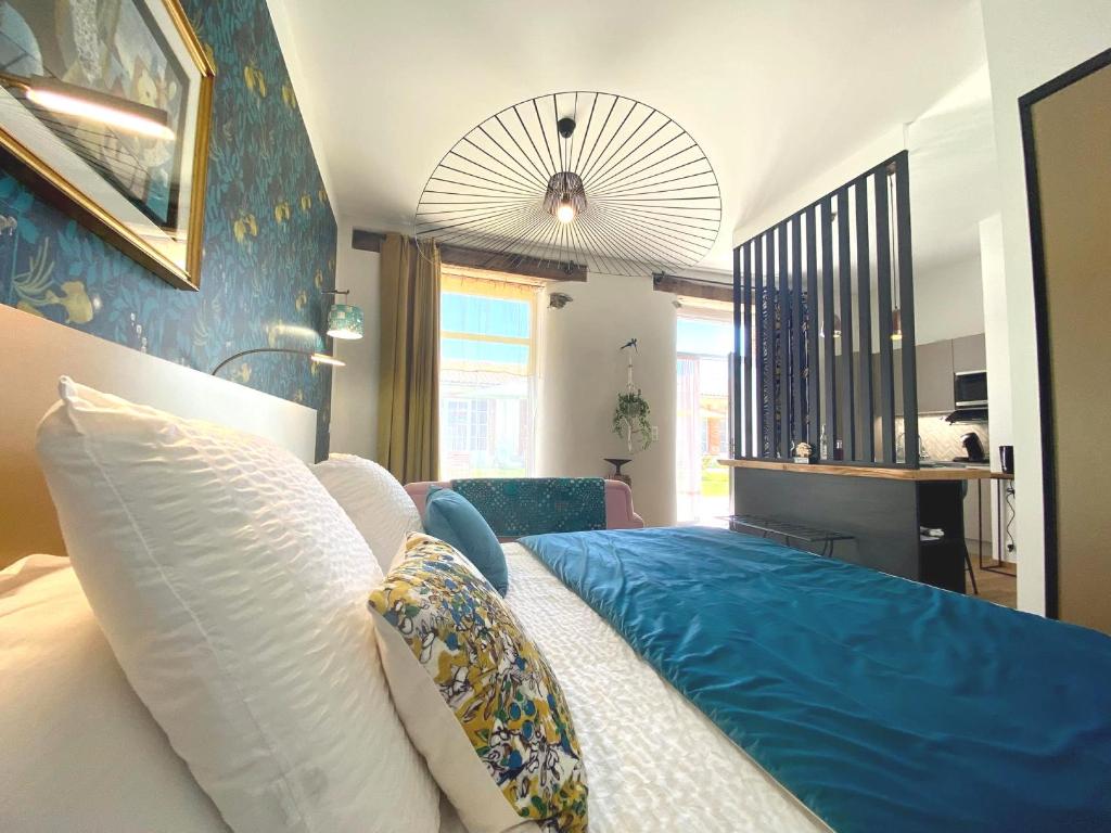 une chambre avec un lit avec des draps bleus et blancs dans l'établissement Studio Myrtilles - Plage et commerces à proximité, à La Bernerie-en-Retz