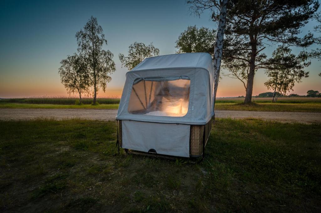 Východ nebo západ slunce při pohledu z luxury tent nebo okolí