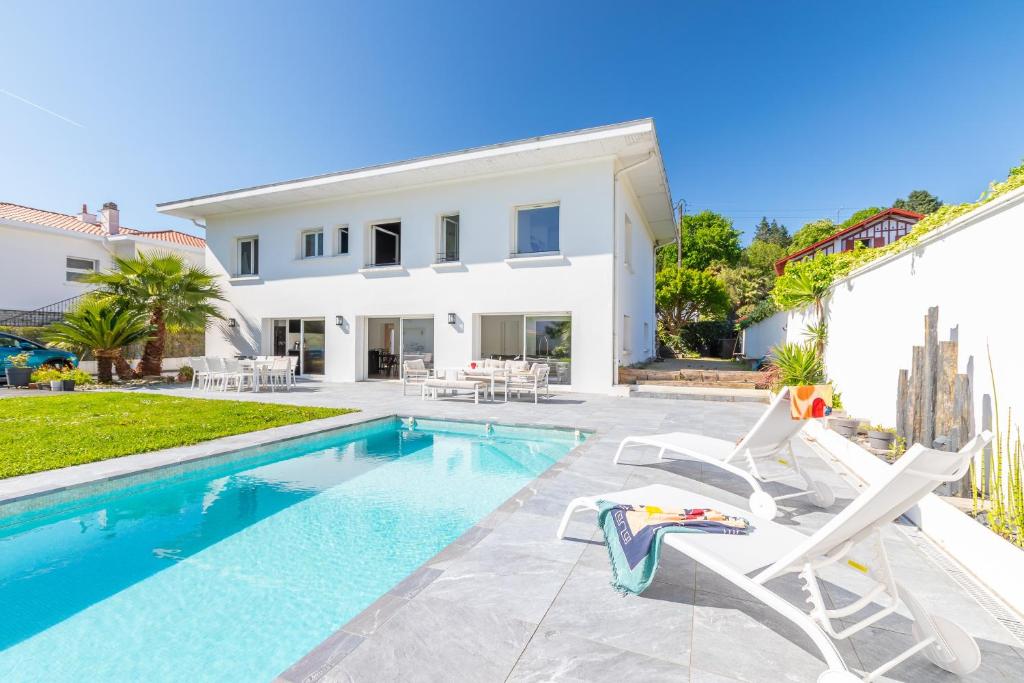 eine Villa mit Swimmingpool und ein Haus in der Unterkunft Villa Noa - Superbe villa piscine 8 personnes in Biarritz