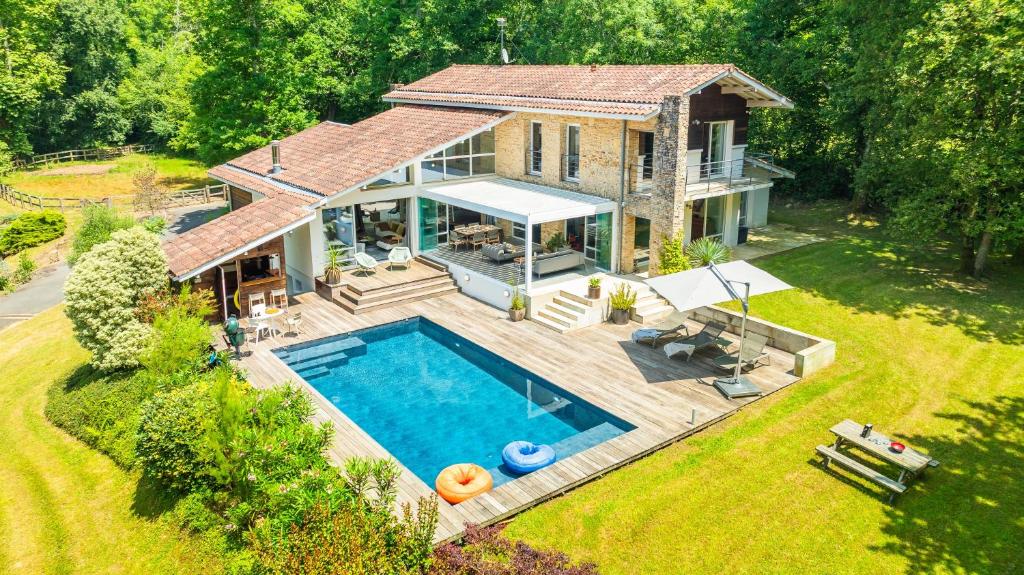 Bazén v ubytování Villa Bosco Vivo - Villa piscine 10 personnes nebo v jeho okolí