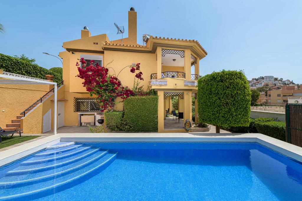 dom z niebieskim basenem przed nim w obiekcie WintowinRentals House with Private Pool in Rincón w mieście Rincón de la Victoria