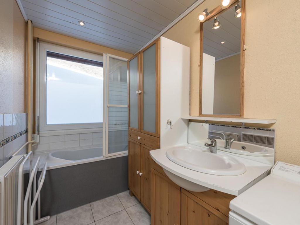 Kúpeľňa v ubytovaní Spacieux appartement avec balcon, 3 pièces, 8 pers., au pied des pistes, proche commerces et services - FR-1-502-440