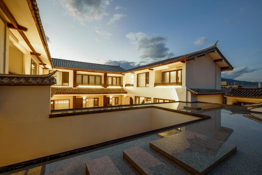 Bazén v ubytování 大理沙溪云喜七月精品客栈 Shaxi Ancient Town Yunxi Qiyue Guesthouse nebo v jeho okolí