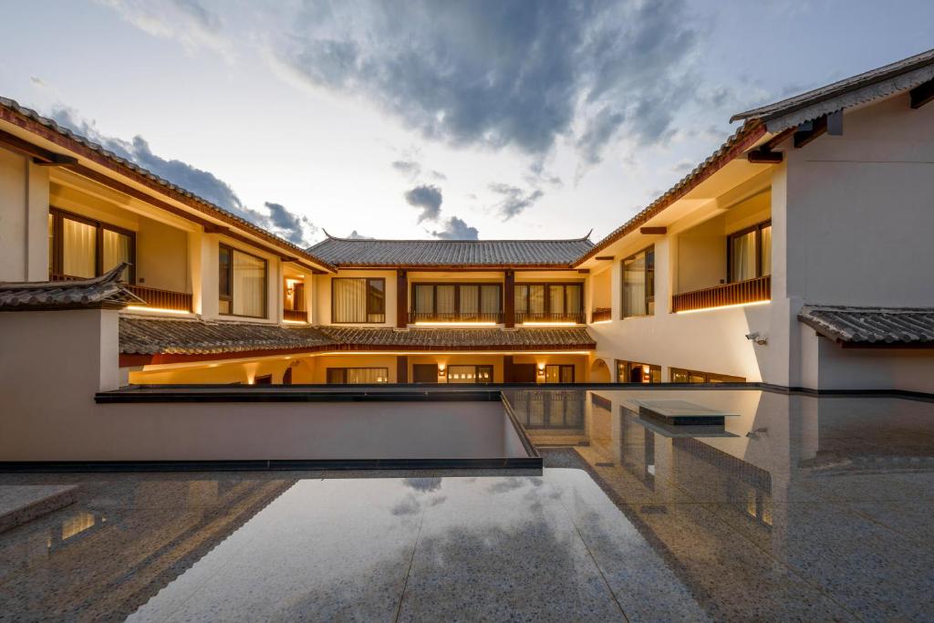 Bazén v ubytování 大理沙溪云喜七月精品客栈 Shaxi Ancient Town Yunxi Qiyue Guesthouse nebo v jeho okolí