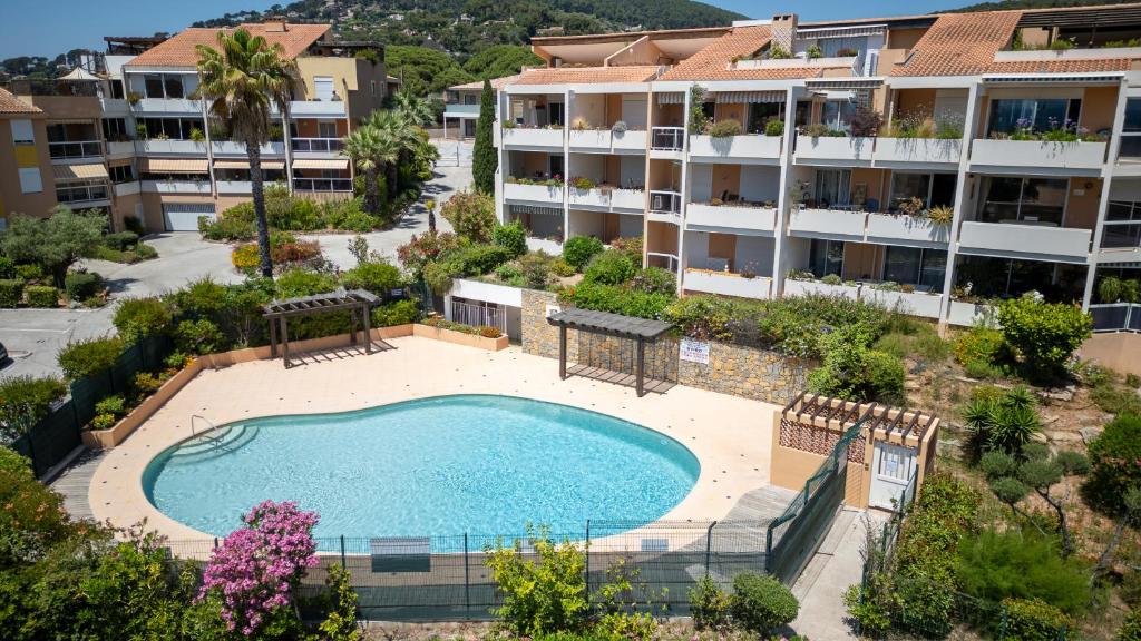 an image of a swimming pool in front of a building at Le Corsaire - Séjour Relaxant, Plage & Piscine in Carqueiranne