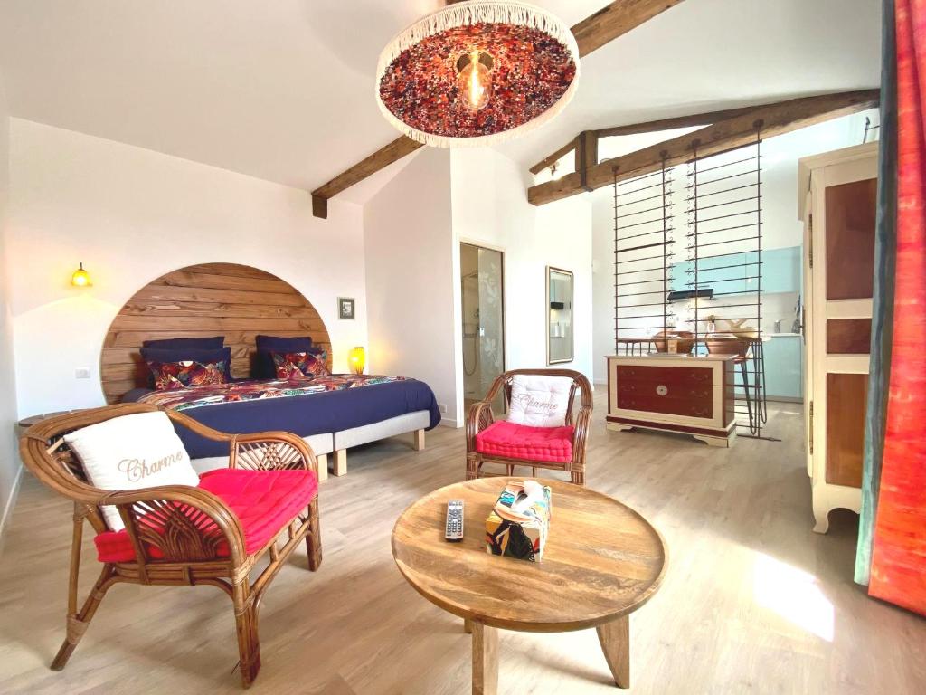 - un salon avec un lit, des chaises et une table dans l'établissement Studio Framboises - Plage et commerces à proximité, à La Bernerie-en-Retz