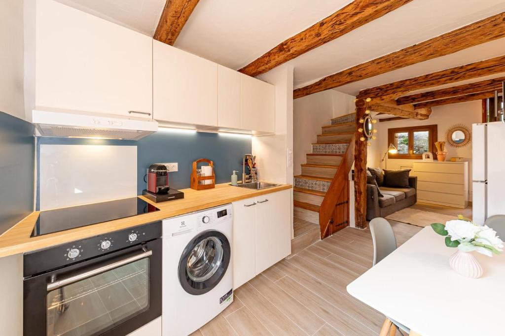 a kitchen with a washer and dryer in a room at La maison d'Acoya in Valdeblore