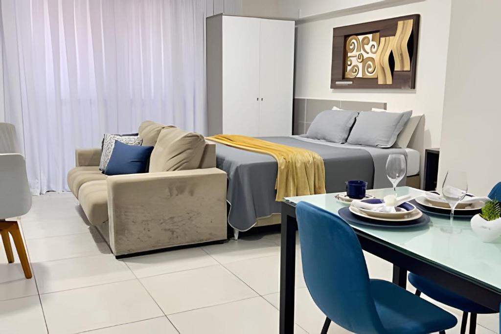 sala de estar con cama, mesa y sofá en Edf Time 1503 | Piscina | Academia | Jacuzzi, en Maceió