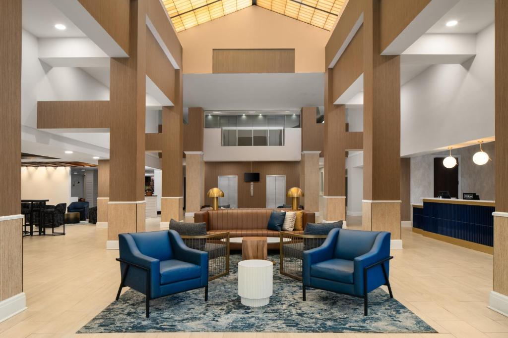 Posezení v ubytování DoubleTree by Hilton Norfolk Airport