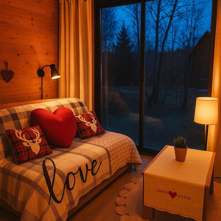 - une chambre avec un lit muni d'un signe d'amour dans l'établissement GITE DE MONTAGNE 