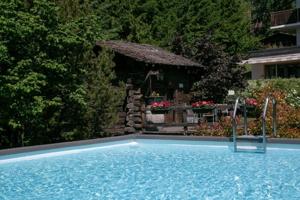 Bazén v ubytování Hotel La Prairie nebo v jeho okolí