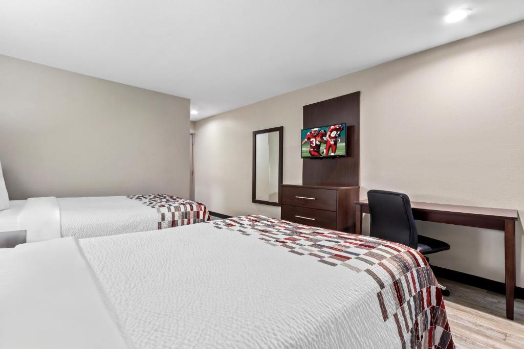 Postel nebo postele na pokoji v ubytování Red Roof Inn Phoenix North - I-17 at Bell Rd