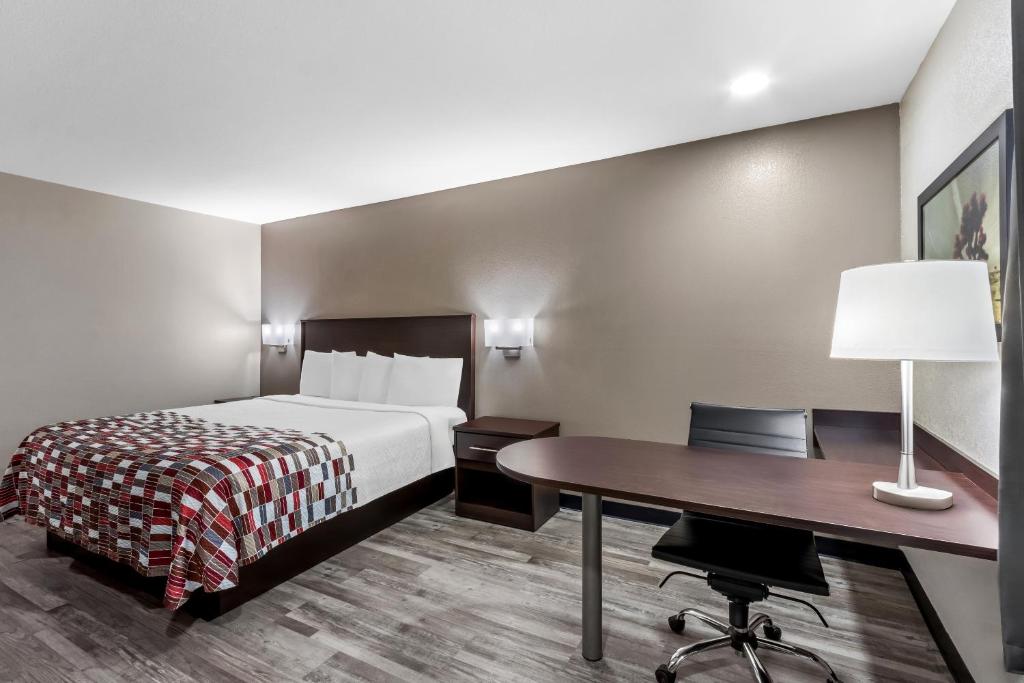 Postel nebo postele na pokoji v ubytování Red Roof Inn Phoenix North - I-17 at Bell Rd