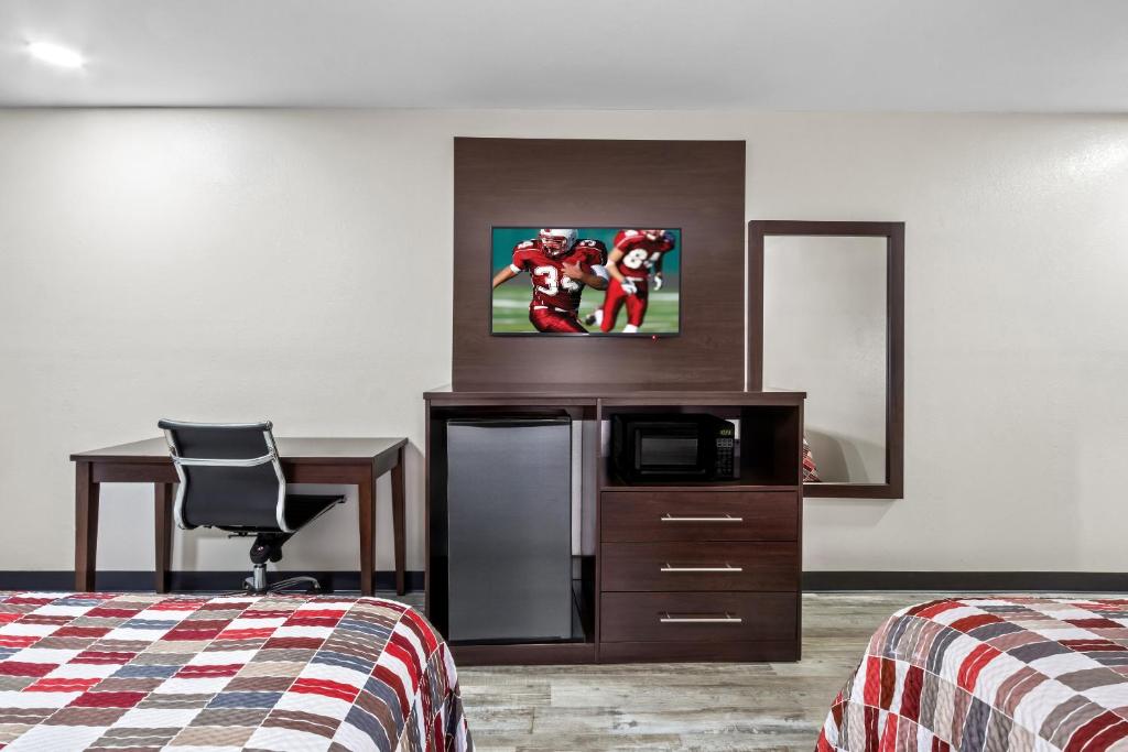 Postel nebo postele na pokoji v ubytování Red Roof Inn Phoenix North - I-17 at Bell Rd