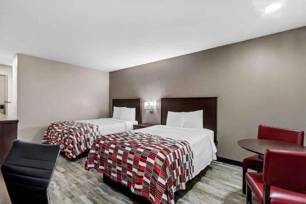 Postel nebo postele na pokoji v ubytování Red Roof Inn Phoenix North - I-17 at Bell Rd