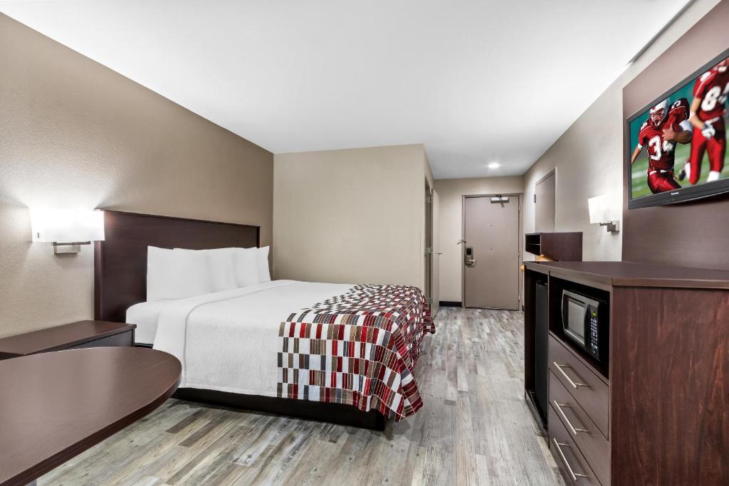 Postel nebo postele na pokoji v ubytování Red Roof Inn Phoenix North - I-17 at Bell Rd