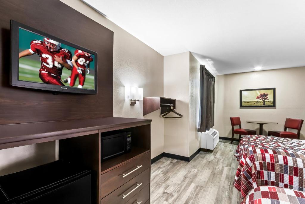 TV a/nebo společenská místnost v ubytování Red Roof Inn Phoenix North - I-17 at Bell Rd
