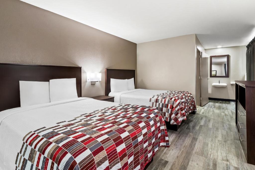Postel nebo postele na pokoji v ubytování Red Roof Inn Phoenix North - I-17 at Bell Rd