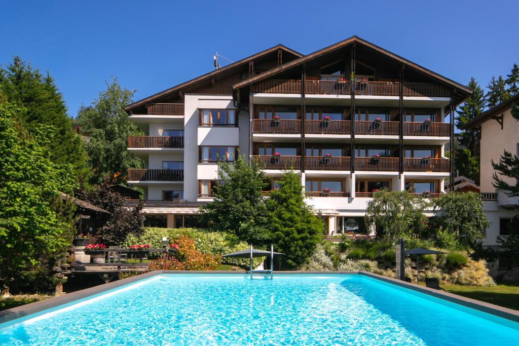 Bazén v ubytování Hotel La Prairie nebo v jeho okolí