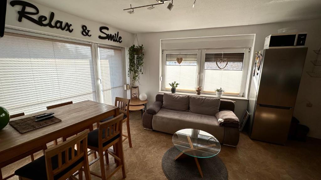 a living room with a couch and a table at Hannfried-Zimmervermietung in Oschersleben