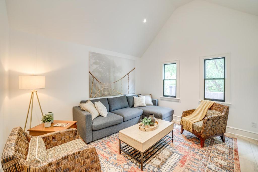 グランドラピッズにある1 Mi to Dtwn Grand Rapids Chic Condo with Balcony!のソファと椅子2脚のあるリビングルーム