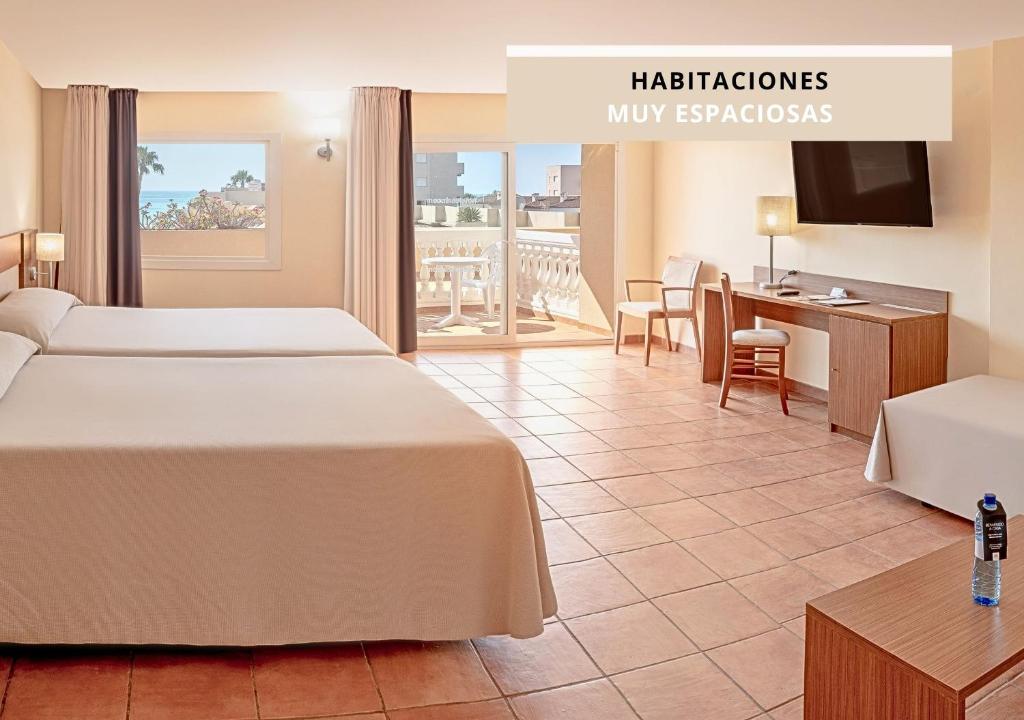 a hotel room with a bed and a desk at Hotel RH Casablanca Suites in Peñíscola