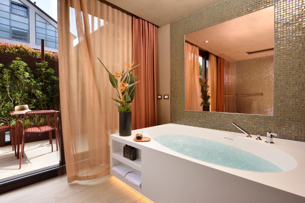 Koupelna v ubytování Milan Suite Hotel