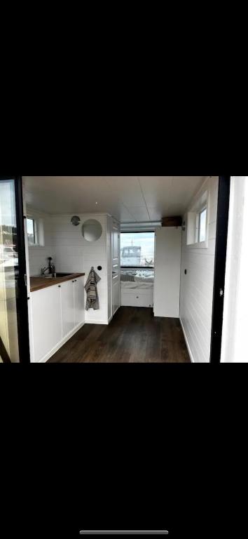 Kuchyň nebo kuchyňský kout v ubytování Houseboat in Karlskrona City