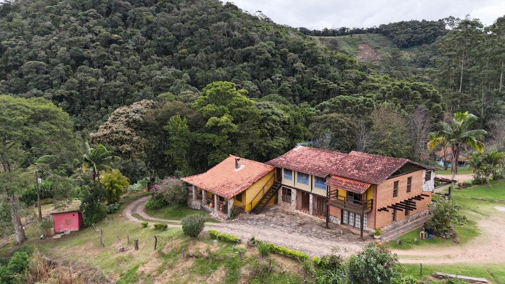 una vista aerea di una casa su una collina di Pousada do Artista a Conceição da Ibitipoca