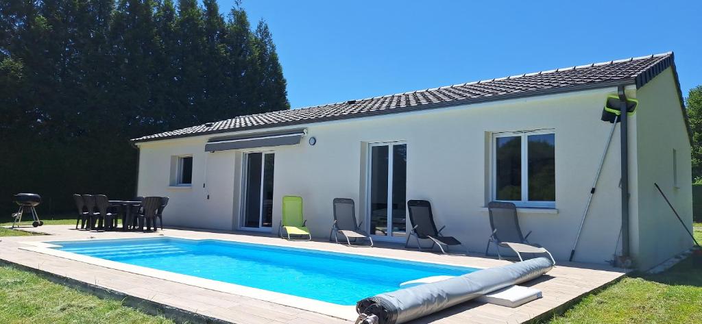 une piscine devant une maison dans l'établissement Les Granges De Soulagnieux, à Piégut-Pluviers