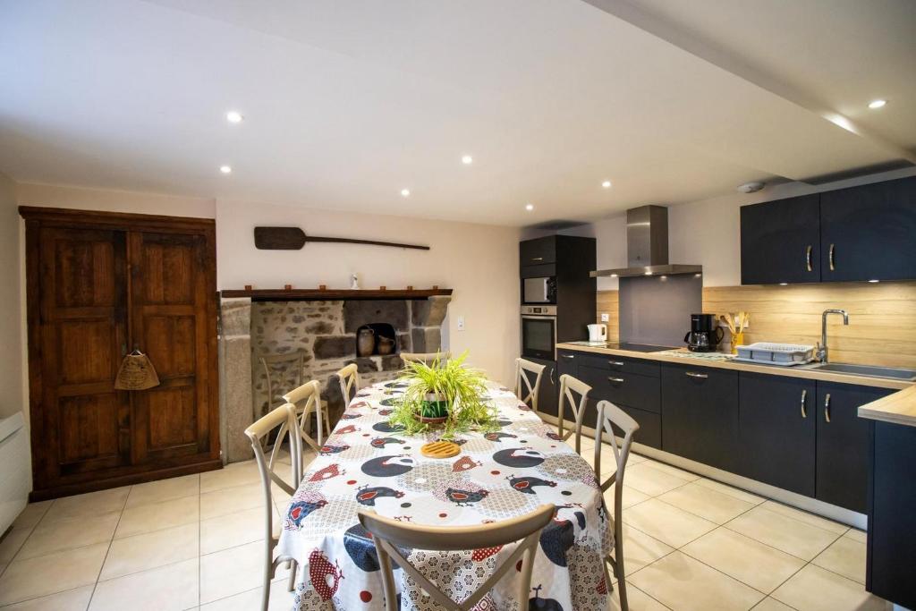 Una cocina o cocineta en Gite des Petits Boueix