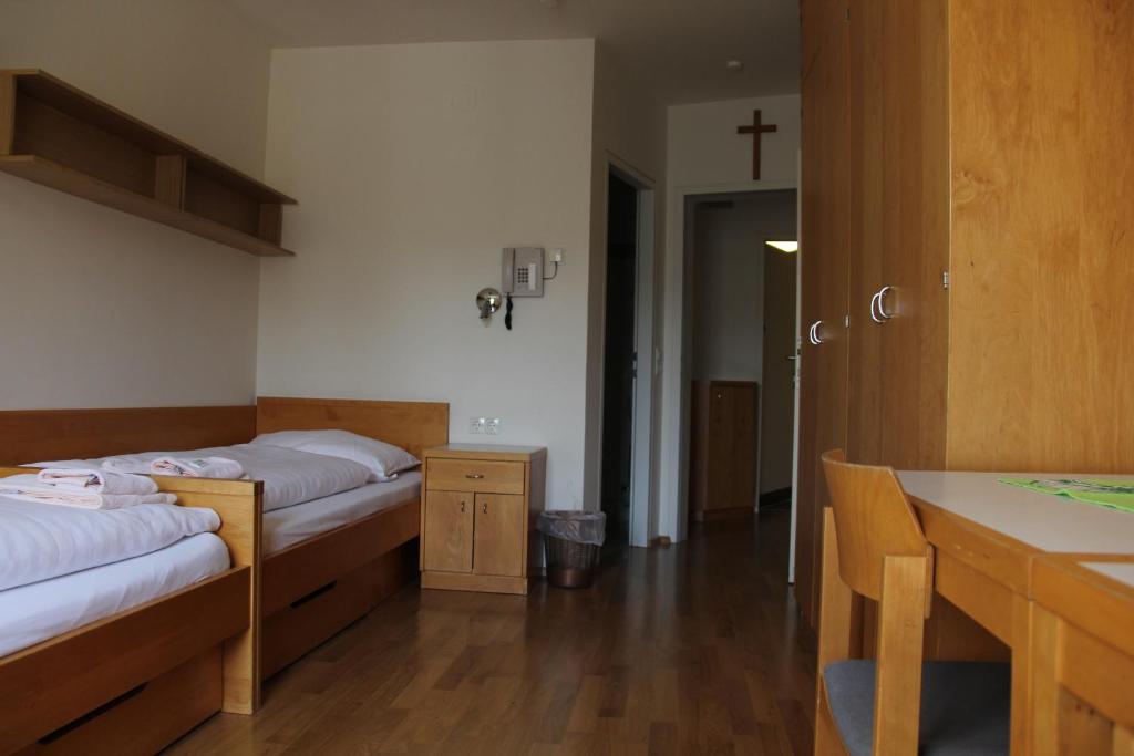 Postel nebo postele na pokoji v ubytování Institut St.Sebastian