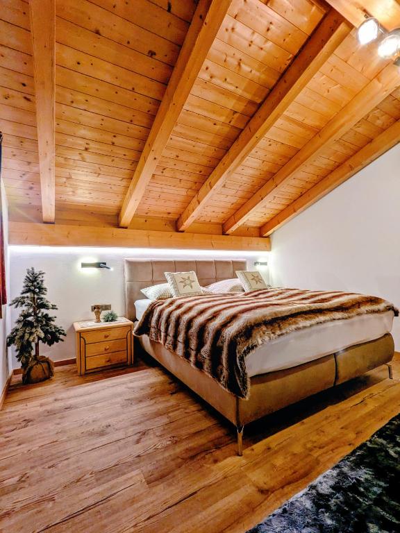 Postel nebo postele na pokoji v ubytování Garni Hotel Belalp