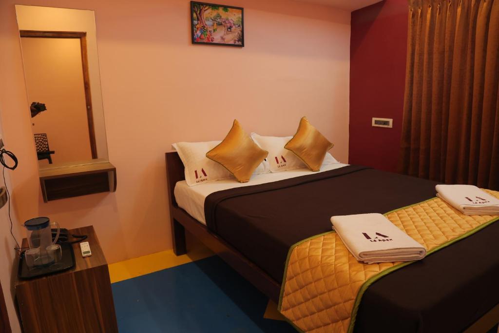 Giường trong phòng chung tại Le Apex Tharavaadu