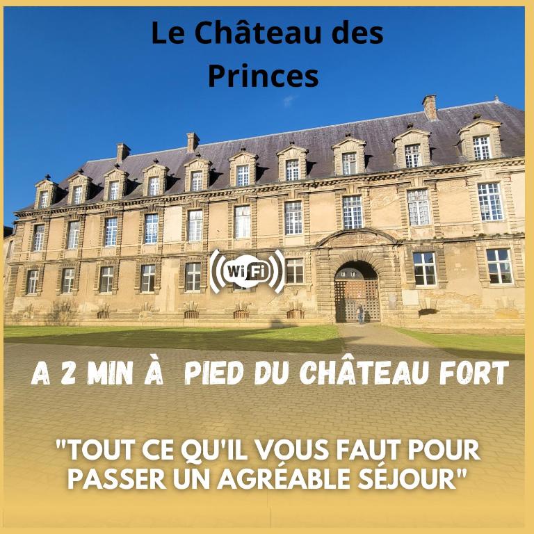 un grand bâtiment avec une enseigne devant dans l'établissement Château des Princes 