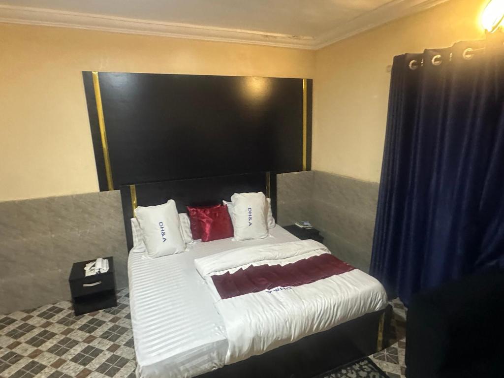 Postel nebo postele na pokoji v ubytování Daniel hotel apartment