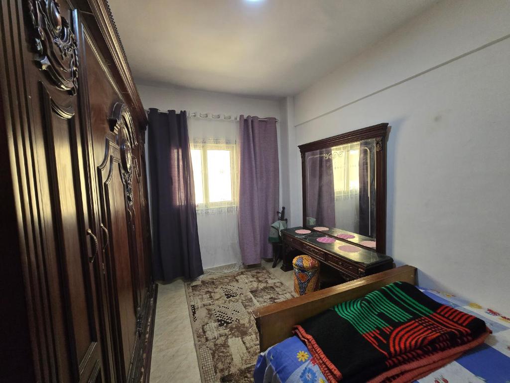 una camera con specchio, letto e scrivania di If you love calm this is for you 2 days minimum,air-conditioning FAMILY only please a Ras Sedr
