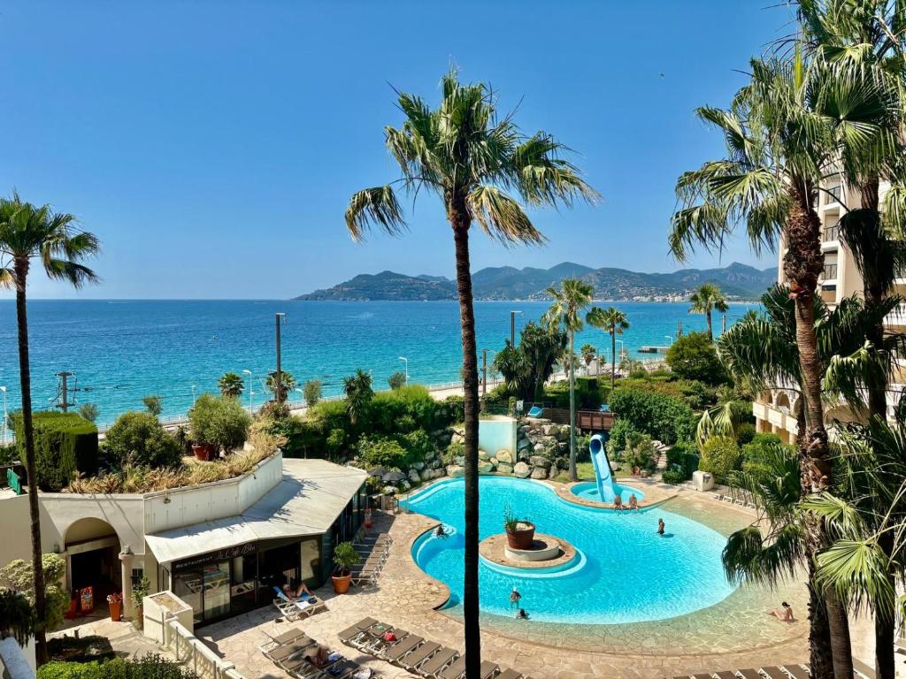 une vue sur la piscine du complexe dans l'établissement Palme d'Azur 409 YourHostHelper, à Cannes