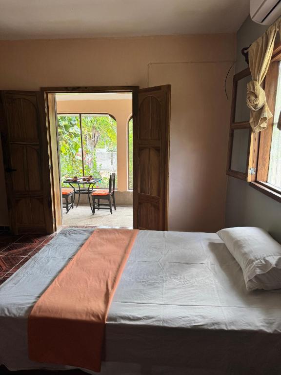 ein Schlafzimmer mit einem großen Bett und einem Tisch in der Unterkunft Cabañas santamaria in Tulum