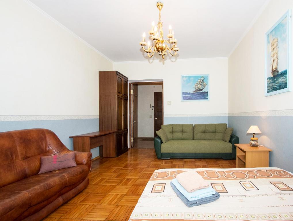 een woonkamer met een bank en een tafel bij ApartLux Park Pobedy in Moskou